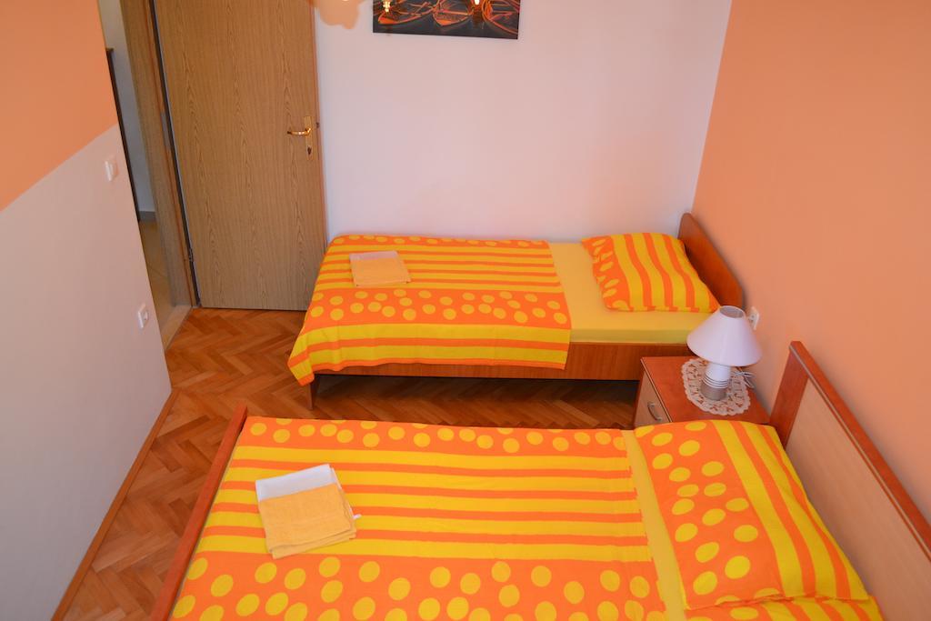 Apartments Karlo Omiš Rum bild