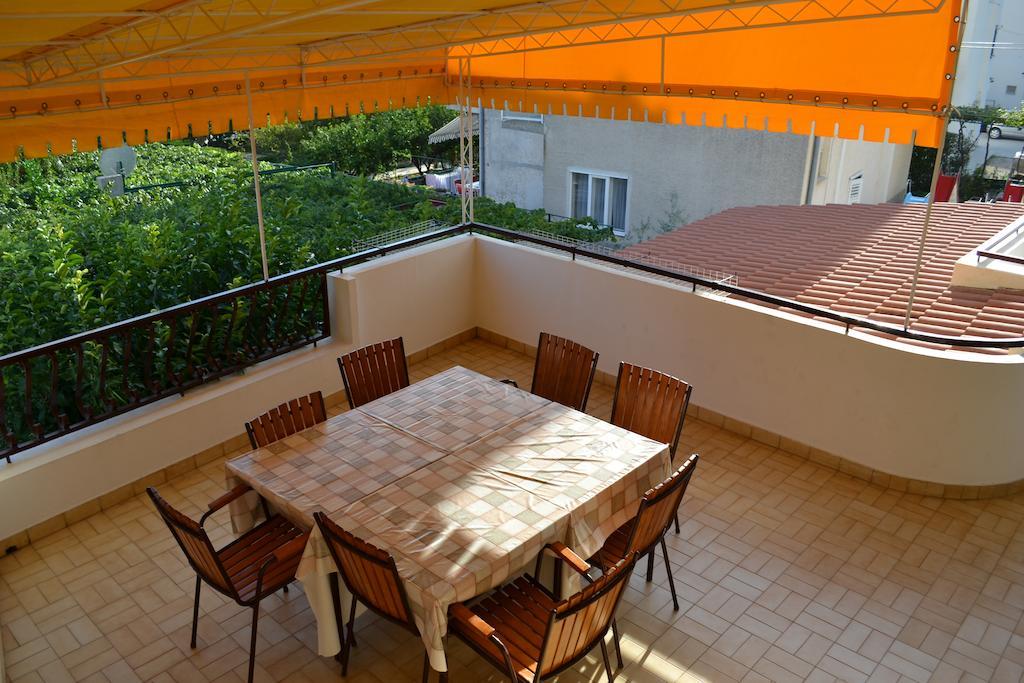 Apartments Karlo Omiš Rum bild